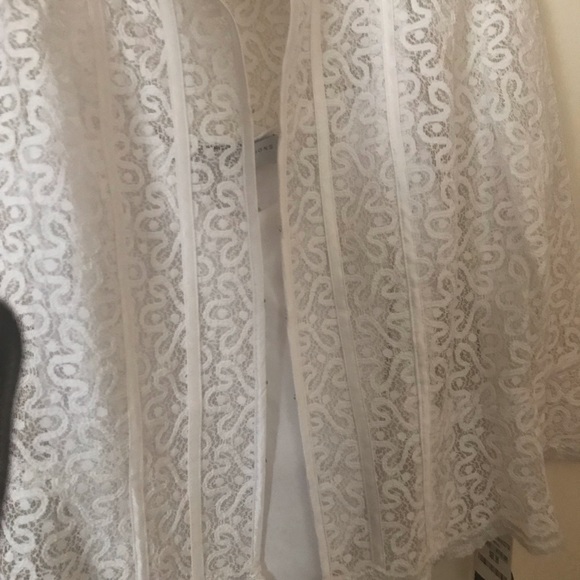 New White lace blouse w/ shell bell sleeve - Picture 2 of 8